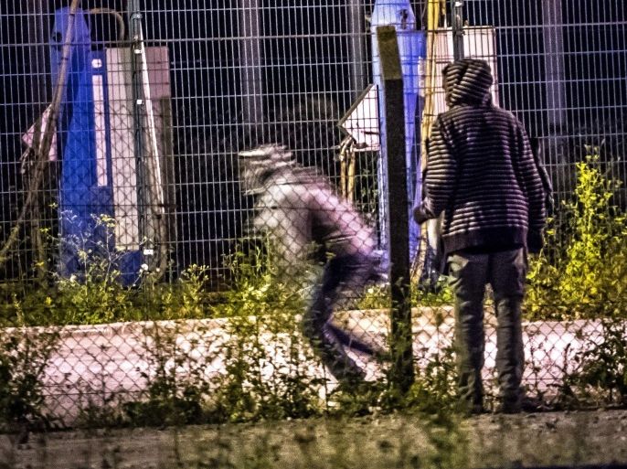 Migrants that have passed a first fence look for another passage to access the Eurotunnel terminal on August 6, 2015 in Frethun near Calais, northern France. AFP PHOTO / PHILIPPE HUGUEN