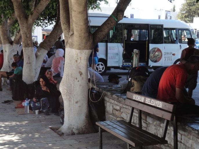 لاجئون سوريون في ساحة بلدية مدينة بدروم التركية