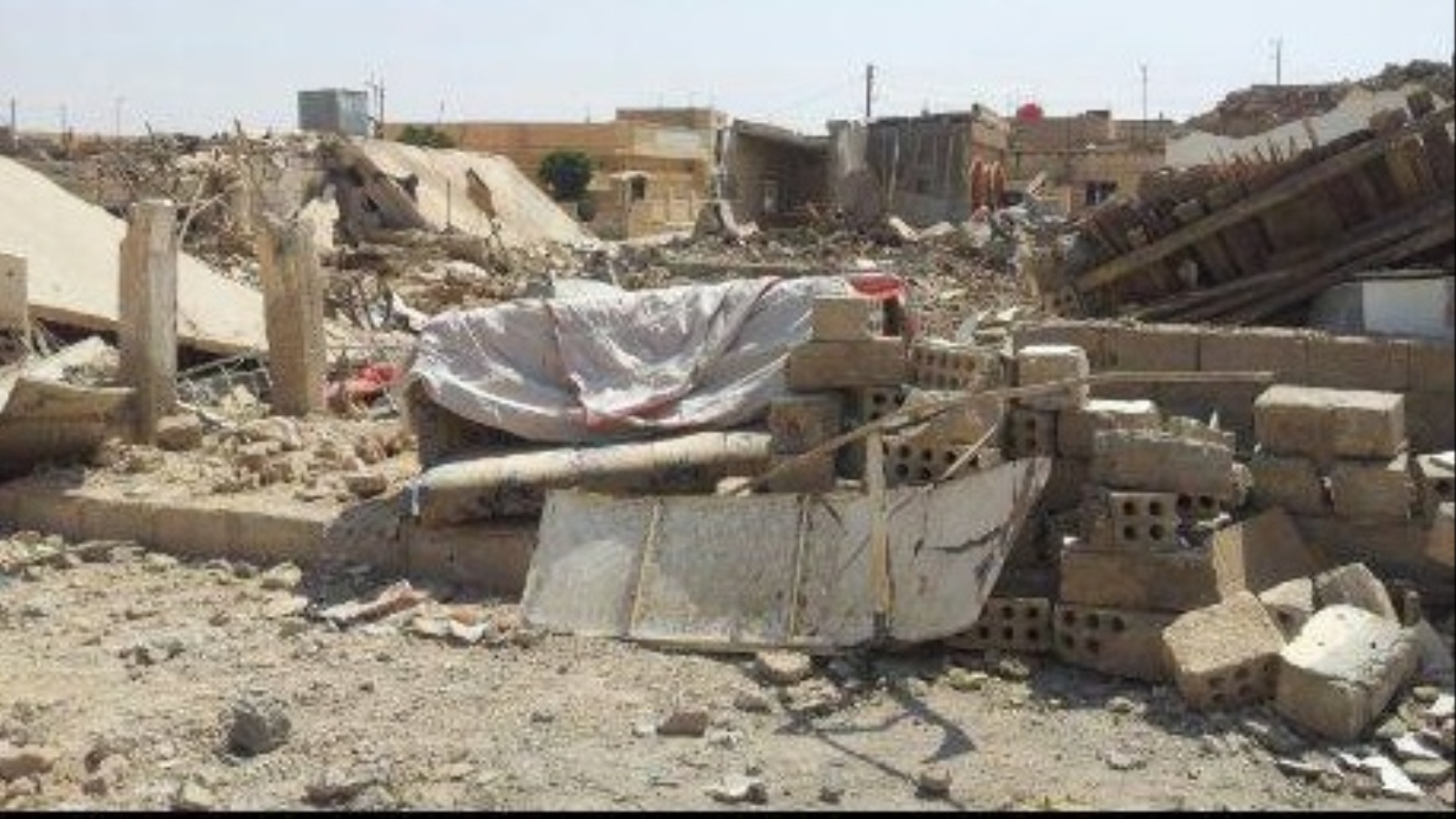 ‪جانب من آثار الدمار جراء المعارك في الأحياء الجنوبية لمدينة الحسكة‬ (الجزيرة نت)