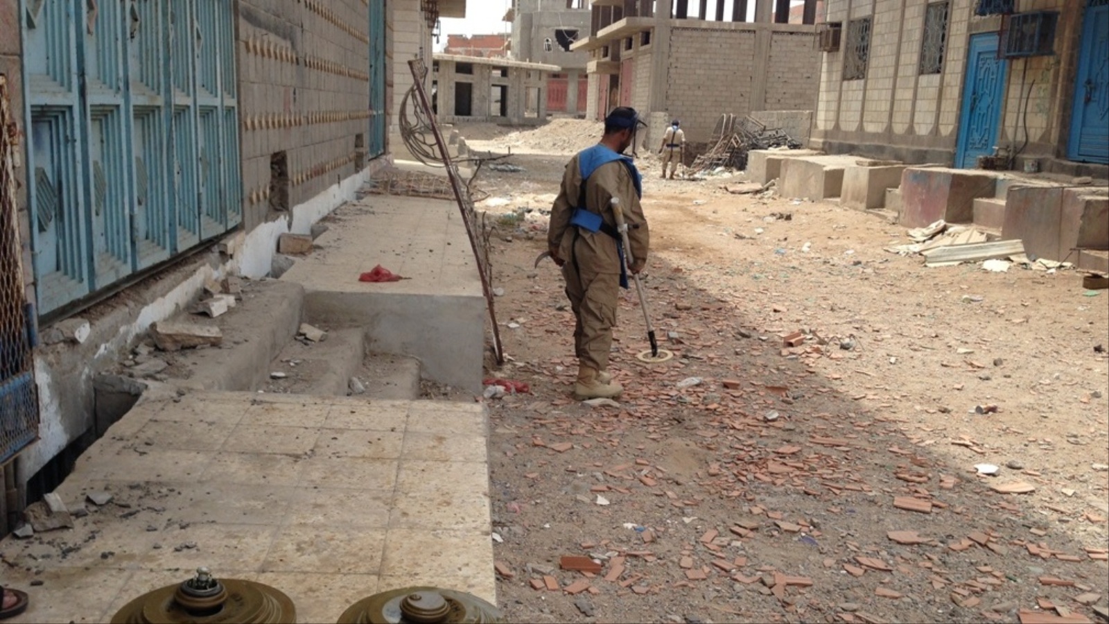 ‪عمليات البحث عن الألغام في شوارع بلدة دار سعد‬  (الجزيرة)