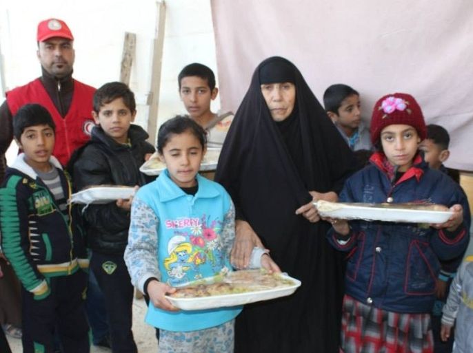 عائلة من مدينة الفلوجة تستلم الغذاء من الهلال الاحمر تشرين الثاني 2014