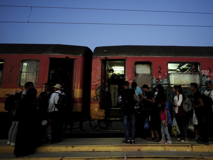 ‪لاجئون في المجر ينتظرون دورهم للصعود إلى القطار باتجاه أوروبا الغربية‬ ( رويترز)