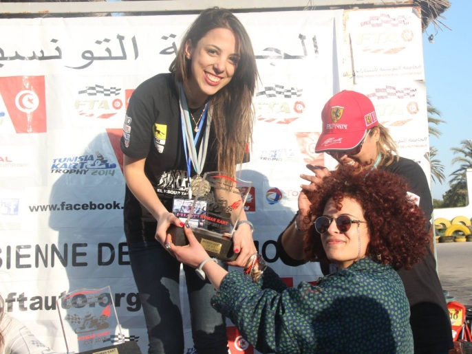 ‪تتويج إحدى الفائزات من قبل الاتحاد التونسي لسباق السيارات خلال بطولة تونس للهواة‬ (الجزيرة)