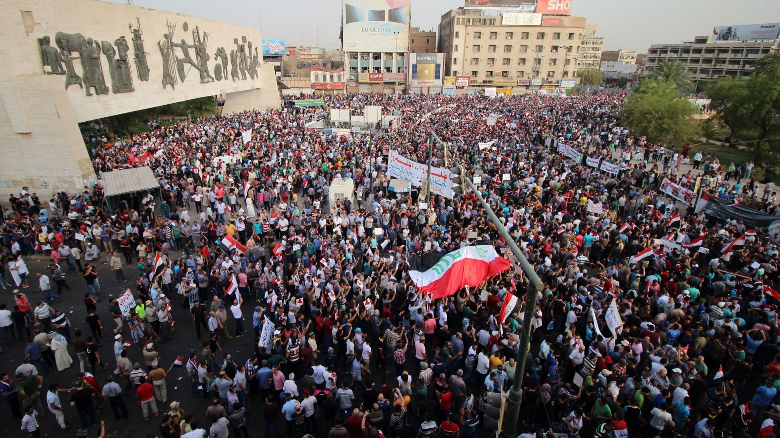 ‪العراقيون رفعوا شعارات وطنية وطالبوا بالقضاء على الفساد‬ (غيتي)