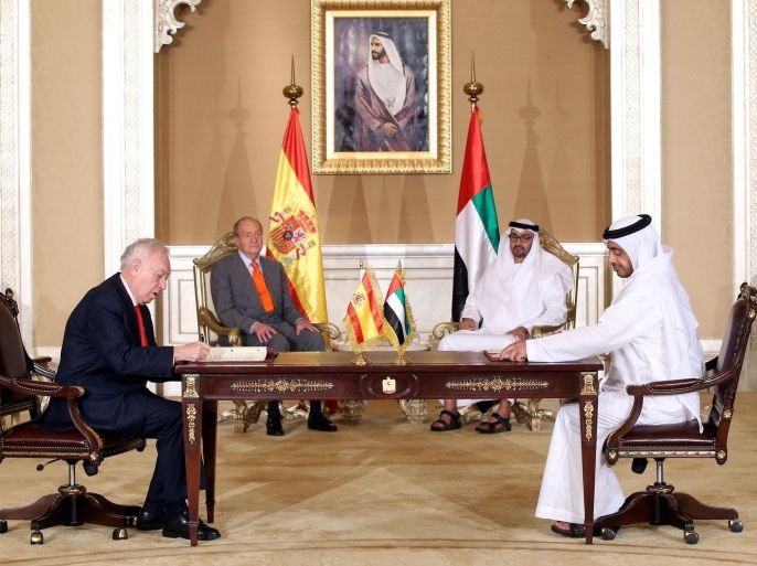 Spanish Foreign Minister Jose Manuel Garcia-Margallo (L) sings an agreement with HH Sheikh Abdullah bin Zayed bin Sultan Al Nahyan (R), the United Arab Emirates Minister of Foreign Affairs, while Spain's King Juan Carlos (2-L) watches the ceremony with HH General Sheikh Mohammed bin Zayed Al Nahyan (2-R), Abu Dhabi's Crown Prince and Deputy Supreme Commander of the UAE Armed Forces, after they were attending the UAE-Spain Economic Forum at the Emirates Palace hotel, in Abu Dhabi, United Arab Emirates, 14 April 2014. King Jual Carlos of Spain is on an official visit to Abu Dhabi.