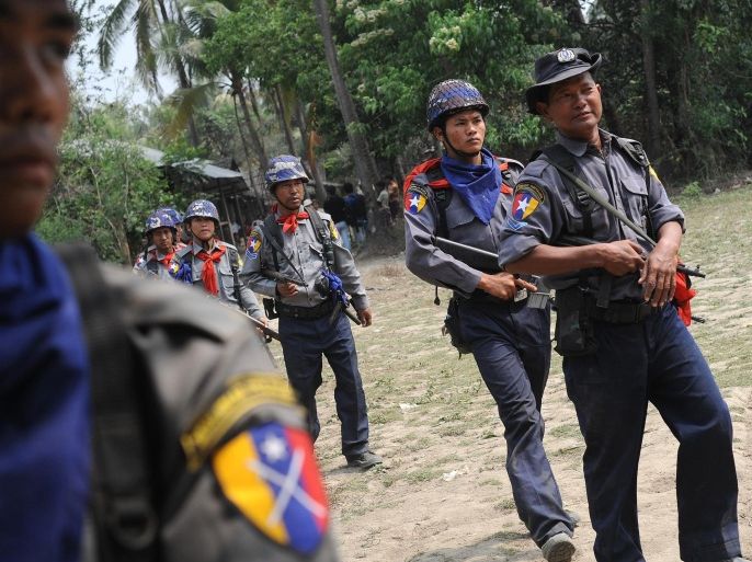 Myanmar police provide security during census taking in the village of Bumay on the outskirts of Sittwe in the western Myanmar state of Rakhine on March 31, 2014. Tens of thousands of census-takers fanned out across Myanmar on March 30 to gather data for a rare snapshot of the former junta-ruled nation that is already stoking sectarian tensions. AFP PHOTO / SOE THAN WIN