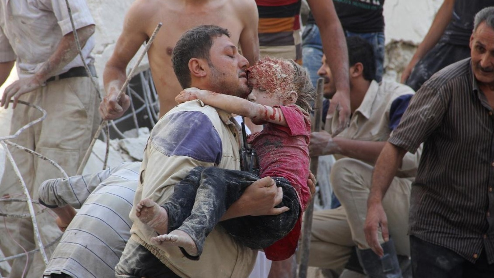 ‪ضحايا قصف بالبراميل المتفجرة على مدينة حلب‬ (الأناضول)