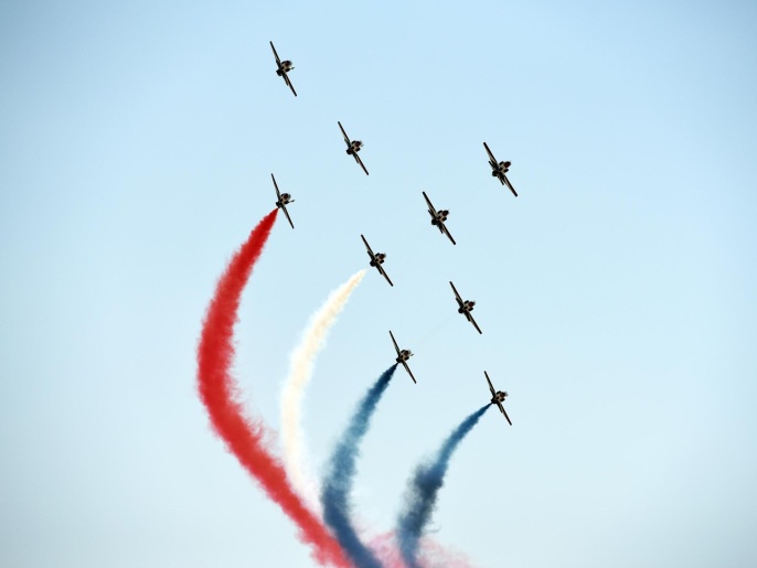 طائرات عسكرية مصرية تحلق في سماء الاحتفال بافتتاح القناة الجديدة (غيتي/الفرنسية)