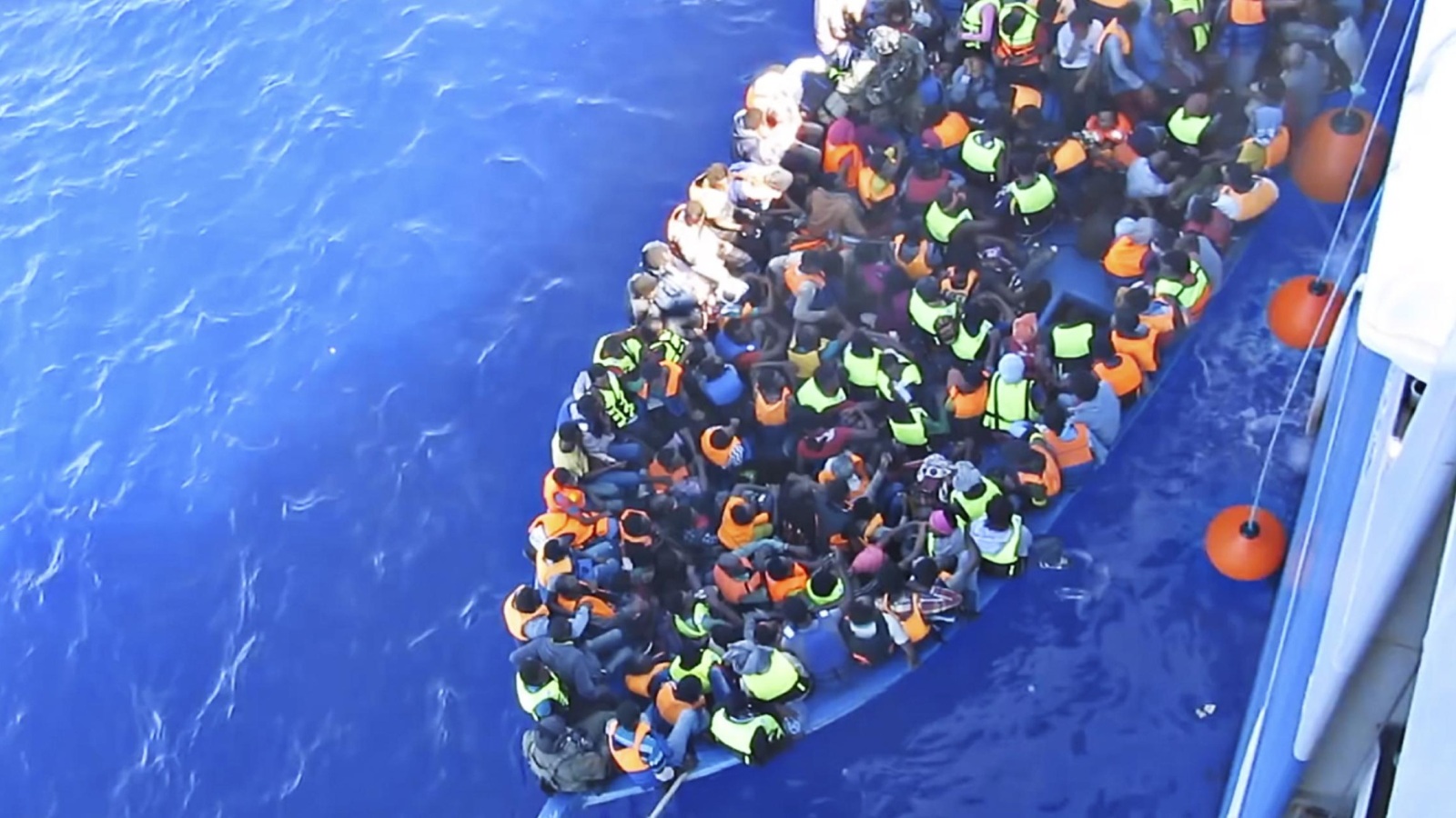 مهاجرون أنقذتهم السفينة السويدية بوسايدون في البحر المتوسط أمس الأربعاء (أسوشيتد برس)
