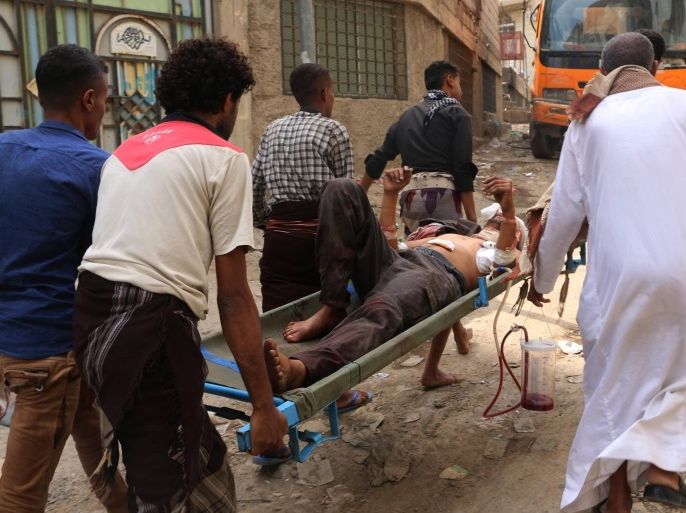 People carry a man who was injured during fighting between tribal fighters and Shiite rebels known as Houthis in Taiz, Yemen, Sunday, Aug. 23, 2015. Yemen's conflict pits the Iran-allied Houthis and troops loyal to the former president, Ali Abdullah Saleh, against an array of forces including southern separatists, local and tribal militias, Sunni Islamic militants as well as troops loyal to President Abed Rabbo Mansour Hadi. (AP Photo/Abdulnasser Alseddik)