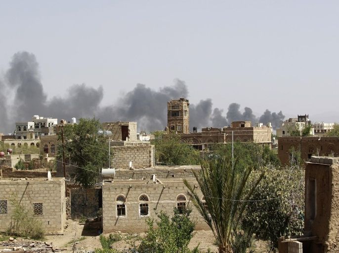 Smoke billows following air-strikes by the Saudi-led coalition on a weapons depot at a military airport, currently controlled by Yemeni Shiite Huthi rebels, in the capital Sanaa on August 20, 2015. Yemen has been wracked by conflict since March, when the Saudi-led coalition launched air strikes against the rebels as they advanced on the main southern city of Aden, after seizing the capital in September. AFP PHOTO / MOHAMMED HUWAIS