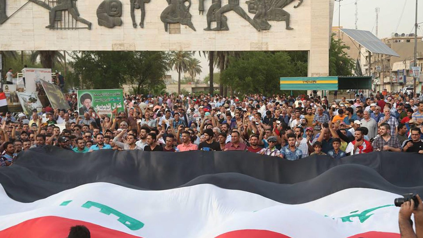 شرارة الاحتجاجات اشتعلت في ساحة التحرير وسط بغداد الجمعة (الأوروبية)