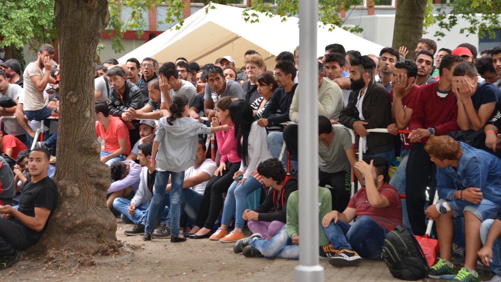 لاجئون سوريون في أحد تجمعات إيواء اللاجئين بالعاصمة الألمانية برلين (الجزيرة)