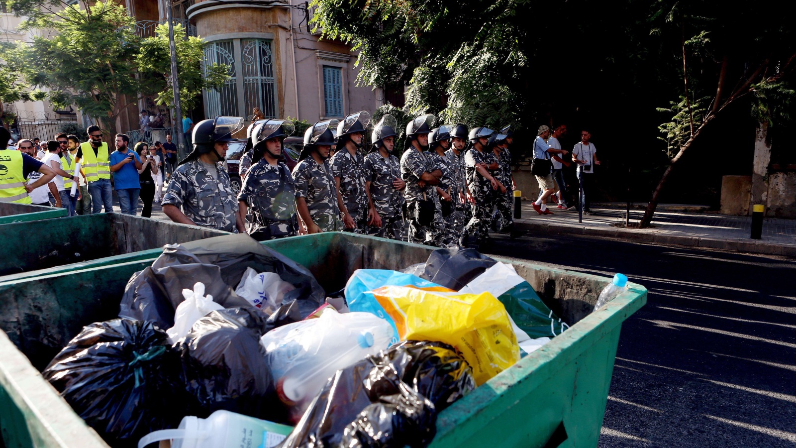 قوات الأمن انتشرت في بعض مناطق العاصمة أثناء المظاهرة التي تأتي على خلفية أزمة النفايات (الفرنسية)