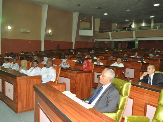 جانب من جلسة البرلمان التي صادق خلالها على قانون تجريم العبودية نواكشوط 12-8-2015 الجزيرة نت.jpg