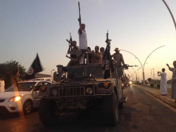 مقاتلون من تنظيم الدولة الإسلامية يجوبون شوارع الموصل شمال العراق بعد السيطرة عليها - أسوشيتدبرس
