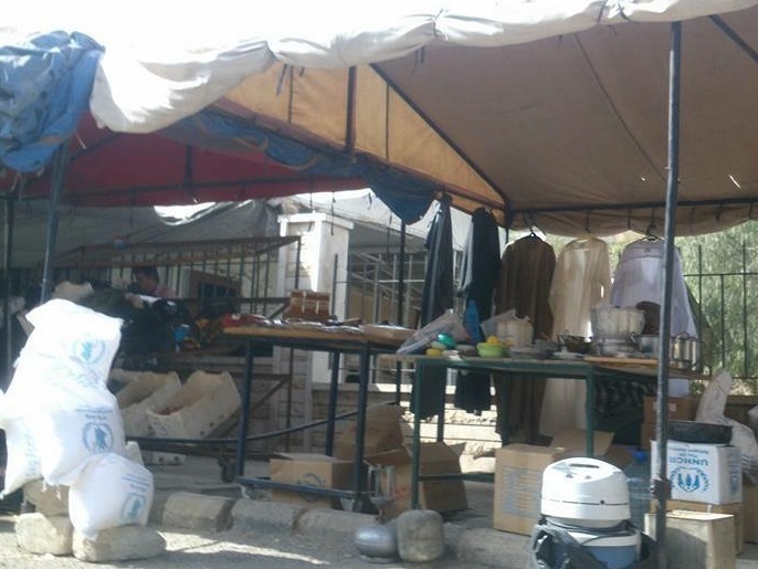 ‪مواد غذائية تحمل شعارات منظمات الإغاثة معروضة للبيع في أسواق جديدة عرطوز بعد مصادرتها من قبل قوات النظام‬ (ناشطون)