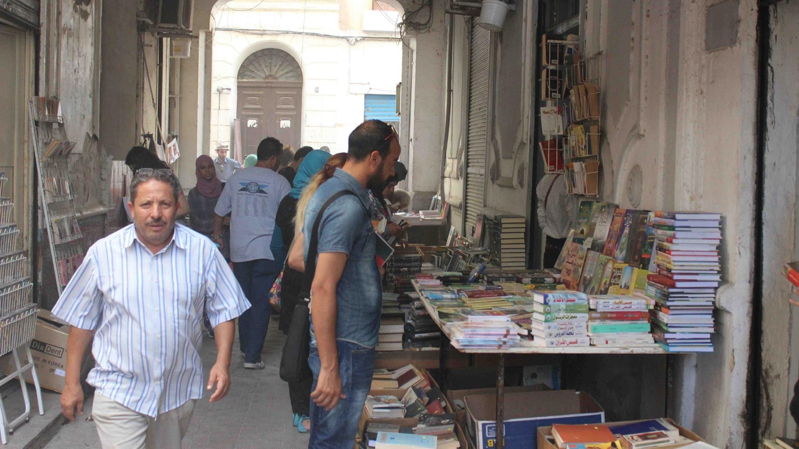 ‪سوق الكتب القديمة بتونس‬ (الجزيرة)