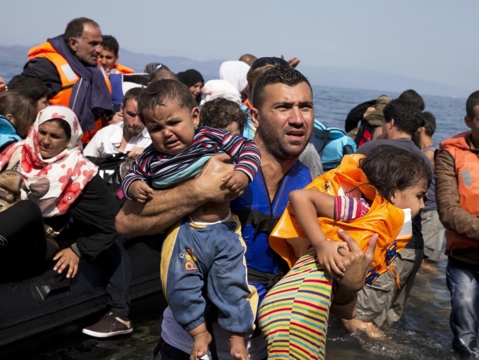 ‪لاجئون أثناء وصولهم جزيرة ليسبوس اليونانية قبل أيام‬ لاجئون أثناء وصولهم جزيرة ليسبوس اليونانية قبل أيام (رويترز)