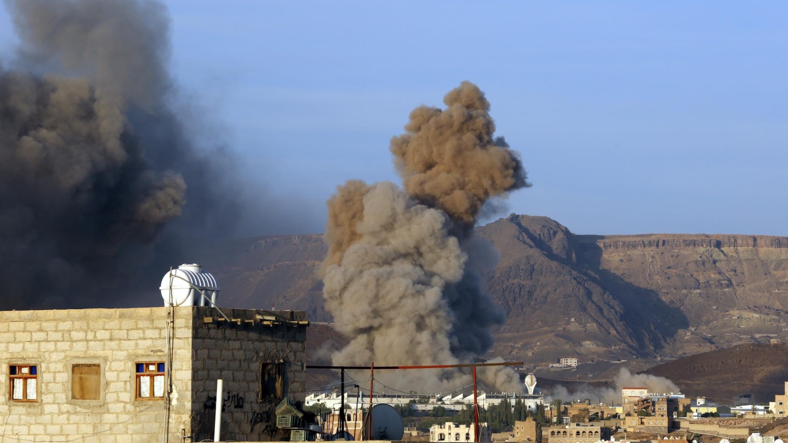 قصف لطيران التحالف بقيادة السعودية في الحرب على اليمن أواخر 2015 
