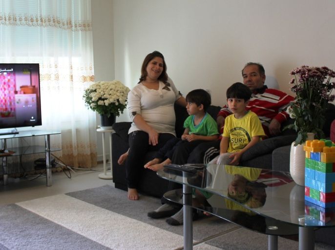 فنلندا- لاهتي- النبو الشيخ حسن كردي لاجئ سوري من مدينة كوباني برفقة زوجته أمينة يعرضان للجزيرة نت هدية الامومة التي حصلوا عليها لطفلتهما المنتظرة.