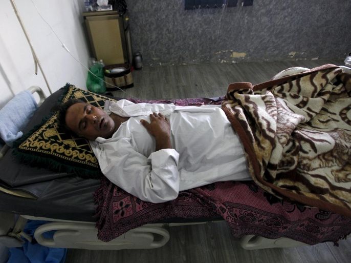 A patient suffering from cholera rests inside a hospital in Baghdad, September 21, 2015. Iraqi Prime Minister Haider al-Abadi ordered daily water tests and other measures on Saturday to contain an outbreak of cholera that has killed at least six people in Baghdad's western outskirts. The deaths were in the town of Abu Ghraib, about 25 km (15 miles) west of the capital, hospital sources said. At least 70 other cases were diagnosed in the area. REUTERS/Ahmed Saad