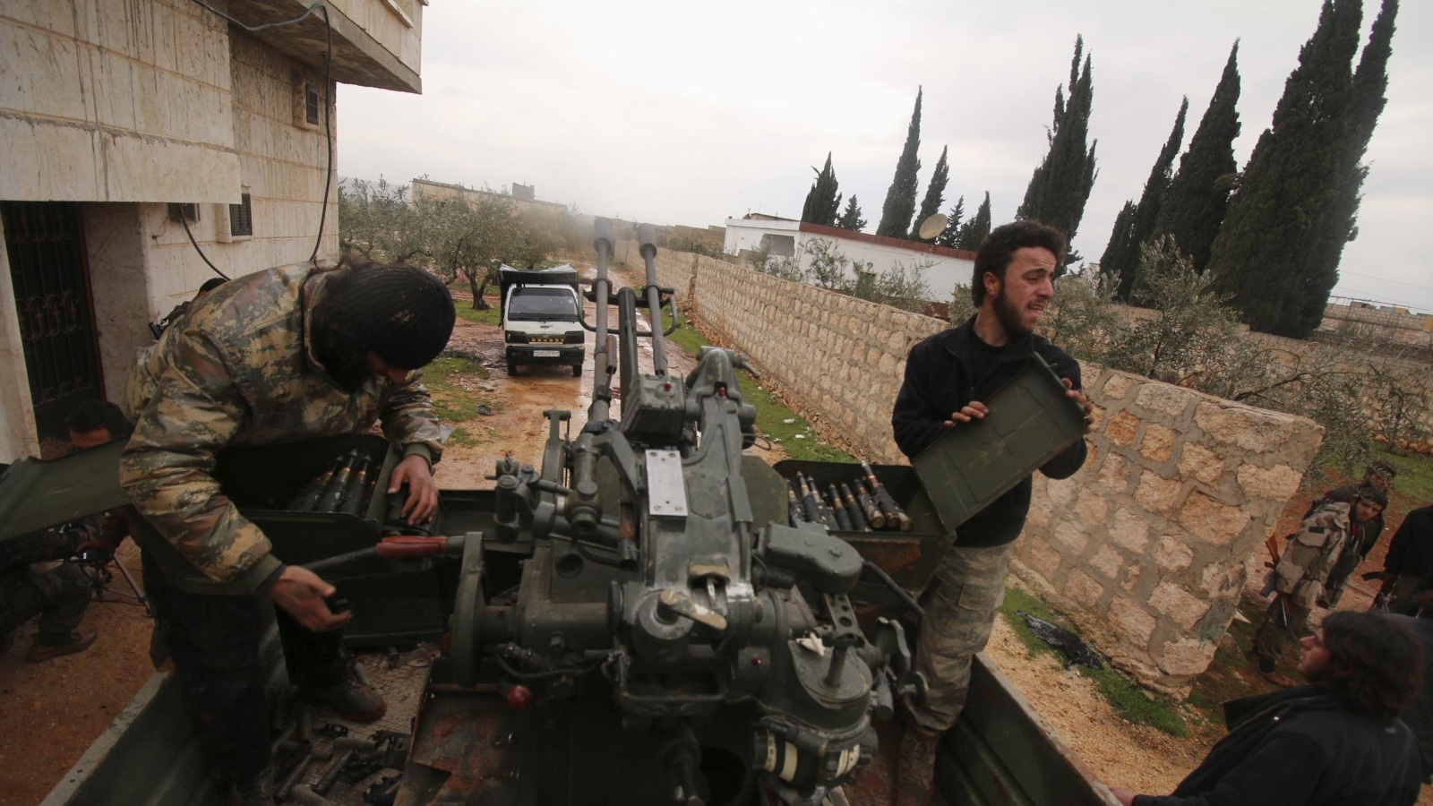 ‪مقاتلون من المعارضة السورية في شمال حلب‬ (رويترز)