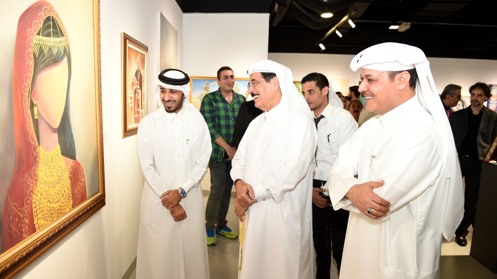 ‪‬ وزير الثقافة القطري  في جولة بمعرض 