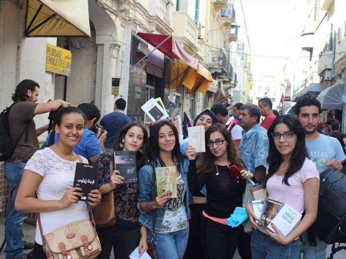 شباب تونس في محاولة لانقاذ سوق الكتب القديمة نهج الدباغين