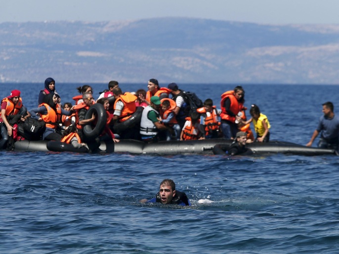 مركب يقل لاجئين سوريين وأفغانا قرب سواحل إحدى الجزر اليونانية (رويترز)