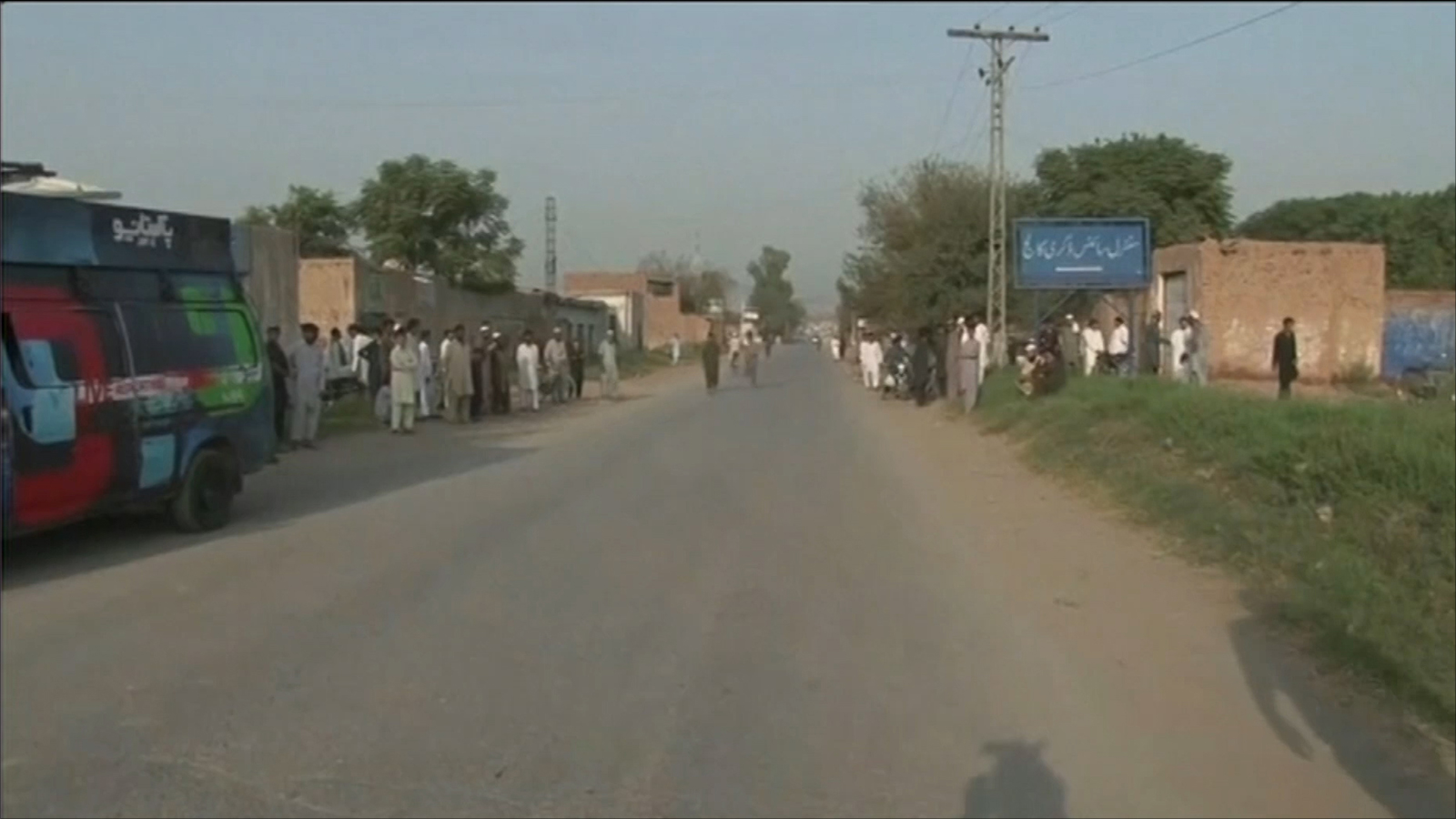 حركة طالبان تبنت الهجوم على القاعدة العسكرية في بيشاور (الجزيرة)