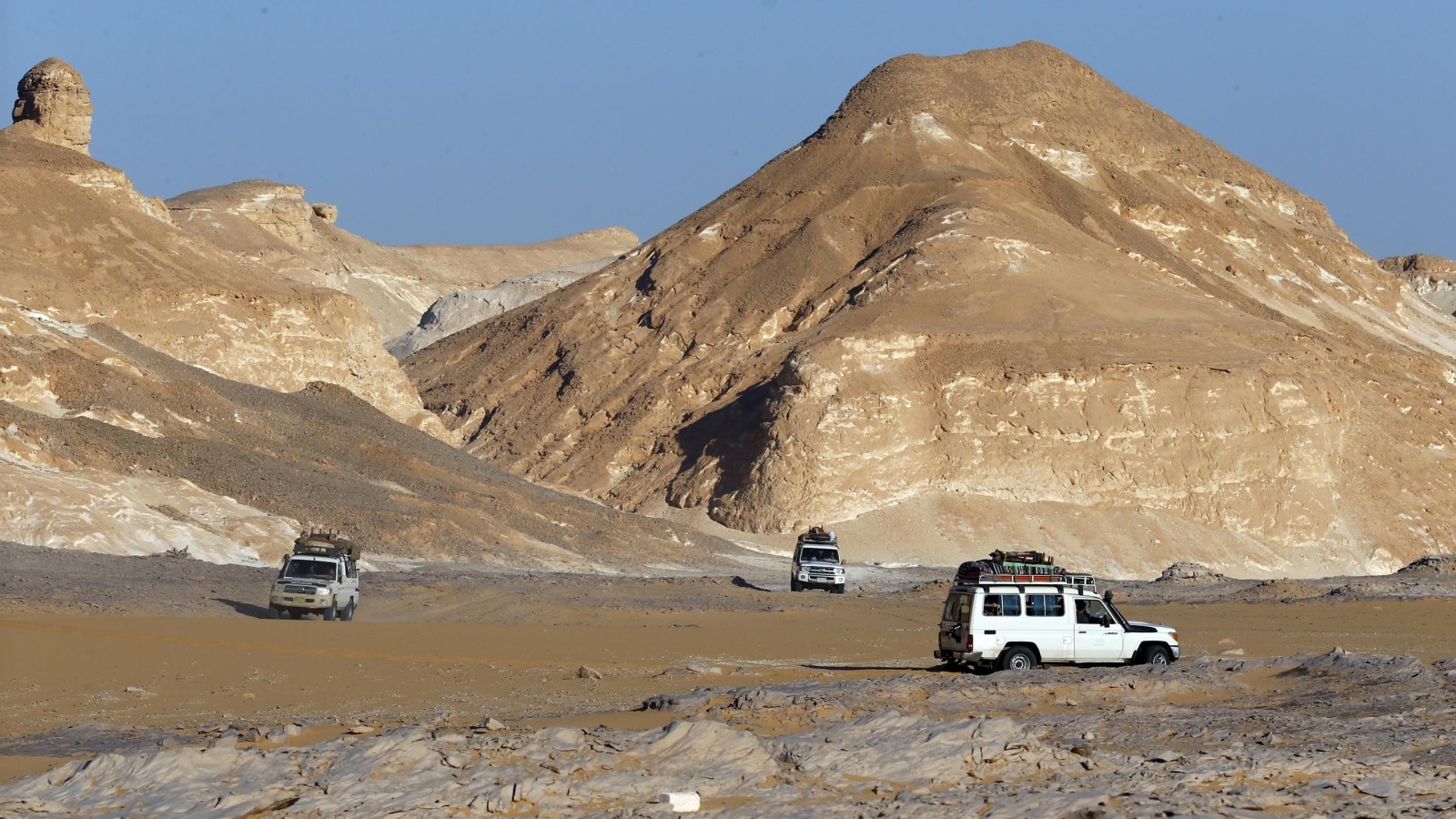 منطقة واحات البحرية بصحراء مصر الغربية تعد مركز جذب للسياح الأجانب (الأوروبية)