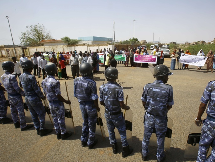 قوات الأمن السودانية حالت دون وصول المتظاهرين إلى مقر السفارة (الفرنسية)