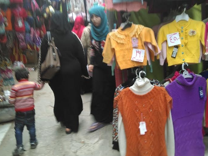 ‪ارتفاع الأسعار أدى لعزوف المواطنين عن شراء ملابس العيد‬ (الجزيرة)