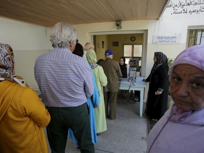 Moroccans wait to vote at a polling station in Rabat, Morocco September 4, 2015. Morocco's ruling Islamist party on Friday faced a major test of its dominance as polls opened for local elections for which most opposition parties have campaigned on anti-corruption platforms and against privileges for the elite. REUTERS/Youssef Boudlal