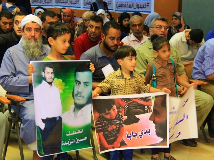 عائلة المختطف حسين الزبدة خلال مؤتمر نظم في غزة للتضامن مع المختطفين