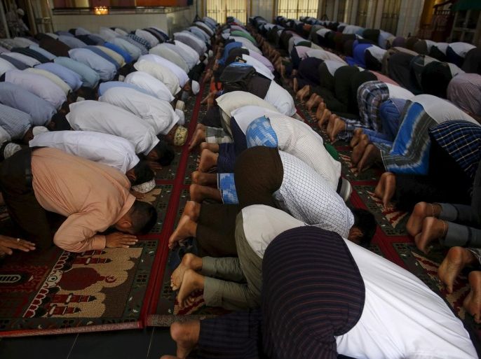 Muslims perform the Eid al-Adha prayer at a mosque in Yangon, Myanmar September 25, 2015. REUTERS/Soe Zeya Tun