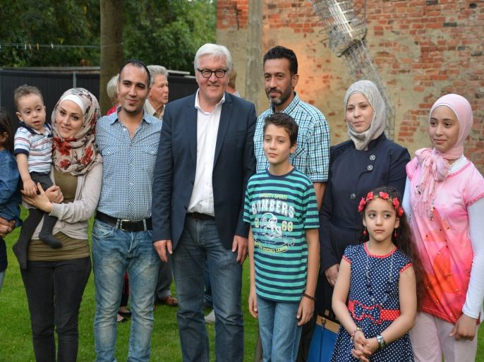 شتاينماير خلال مشاركته أسرا سورية لاجئة إفطارها بولاية براندنبورغ الألمانية في رمضان الماضي