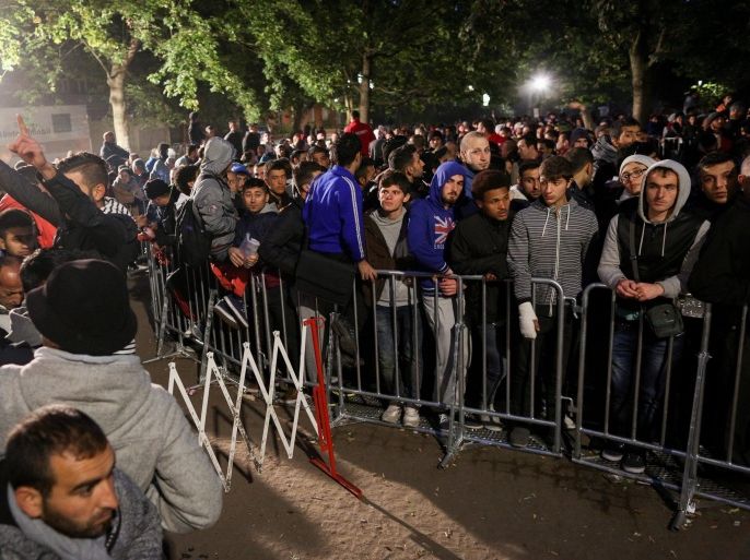 Hundreds of refugees crowd as they wait for registration and allocation of a sleeping place, on the premises of the State Office of Health and Welfare (LaGeSo) in Berlin, Germany, 30 September 2015.