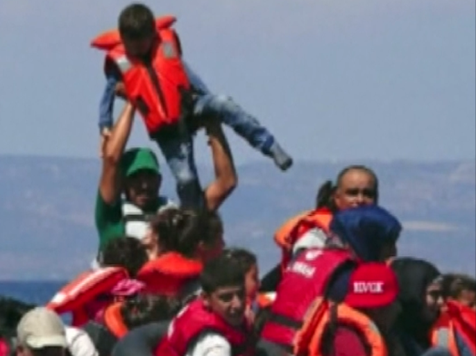 لاجئون يواجهون الغرق قبالة جزيرة يونانية