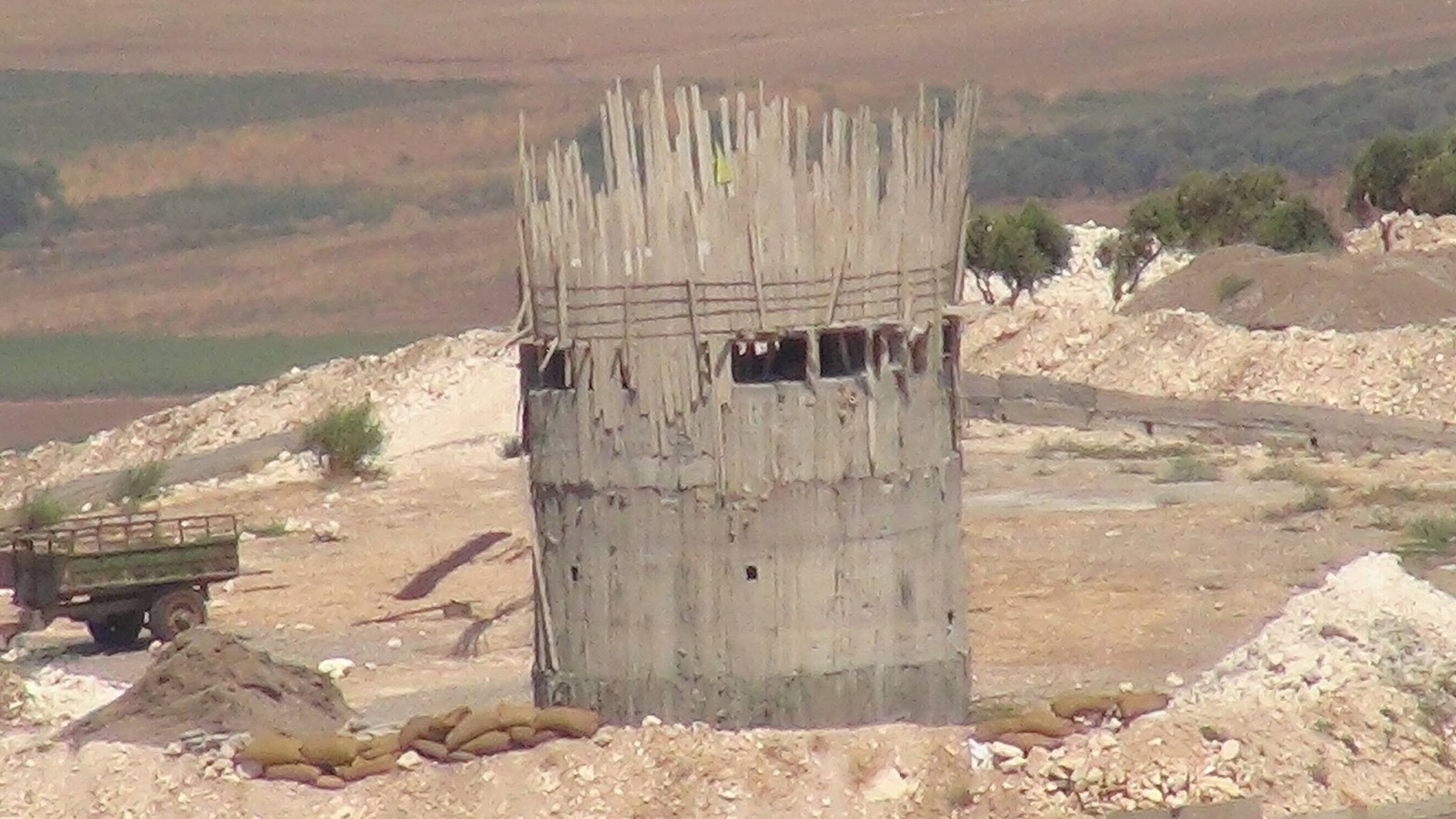 ‪البرج الذي بنته الوحدات الكردية وتسبب في اندلاع المواجهات مع المعارضة السورية في أطمة بريف إدلب‬ (الجزيرة)