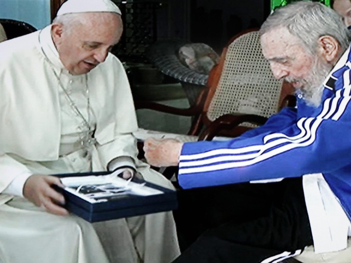 ‪البابا وفيدل كاسترو يتبادلان الهدايا‬ (الأوروبية)