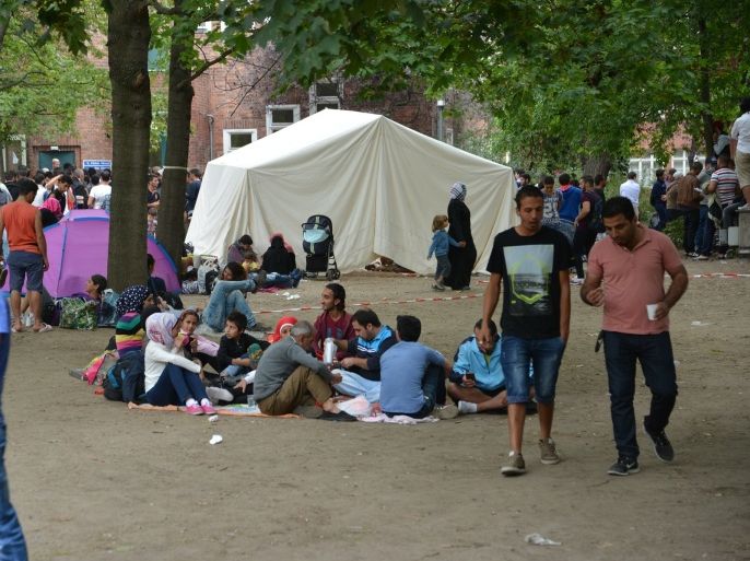 المشتشارة أنجيلا ميركيل تعهدت بإيواء 200 ألف لاجئ يعيشون بمخيمات مؤقتة في بيوت ثابتة حتي نهاية أكتوبر تشرين أول القادم.الجزيرة نت