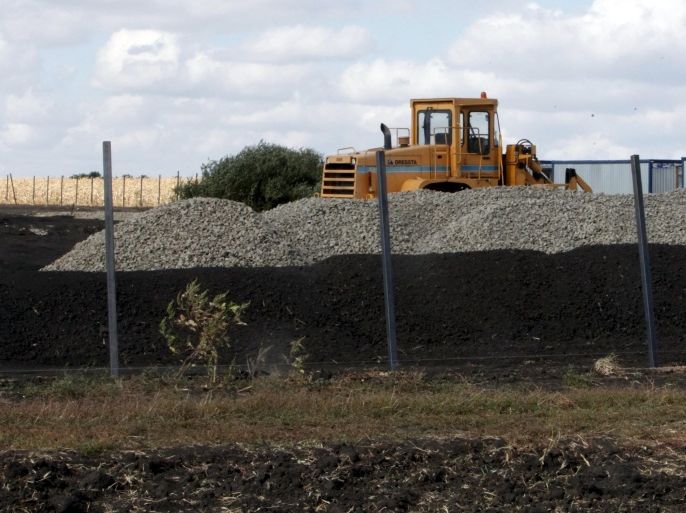 An excavator is seen at a construction site for Russia's new military base near the Russian-Ukrainian border in the village of Soloti, southeast of Belgorod, Russia, September 7, 2015. Picture taken September 7, 2015. Russia has started to build a huge military base housing ammunition depots and barracks for several thousand soldiers near the Ukrainian border, a project that suggests the Kremlin is digging in for a prolonged stand-off with Kiev. The base, when completed, will even have its own swimming pool, skating rink and barber shop, according to public documents. REUTERS/Anton Zverev