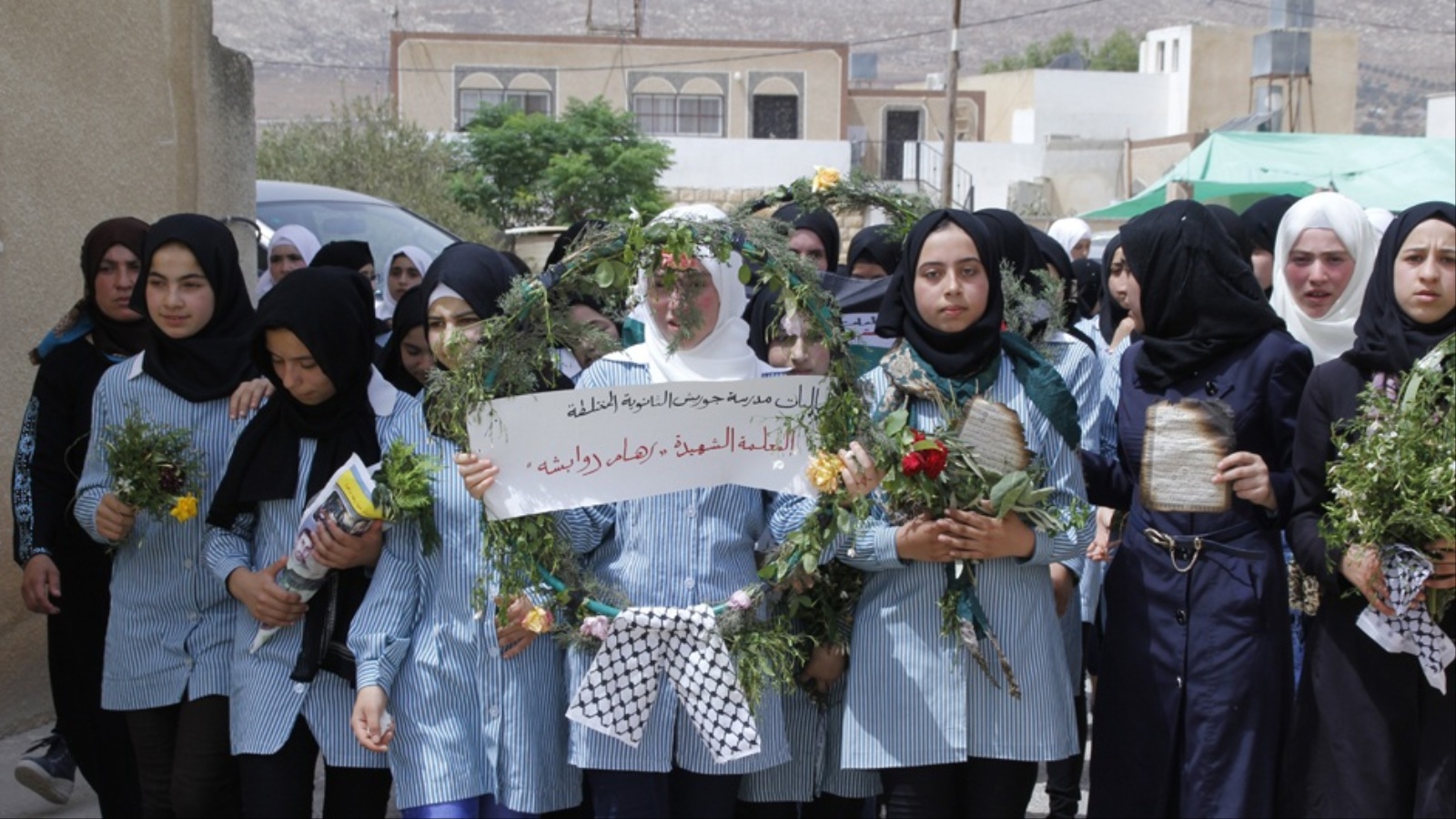 ‪طالبات ريهام يشاركن في تشييع جنازتها‬ (الجزيرة نت)
