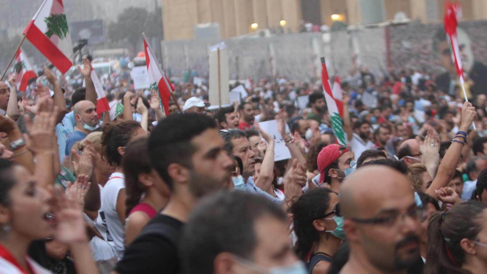 ‪آلاف اللبنانيين احتجوا الأربعاء ضد ما يسمونه فساد الطبقة السياسية‬ (الجزيرة)