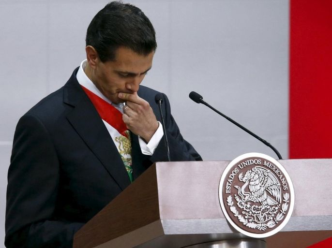 Mexico's President Enrique Pena Nieto gestures during his third State of the Union address at the National Palace in Mexico City September 2, 2015. REUTERS/Edgard Garrido