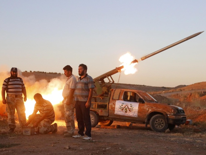 ‪المعارضة المسلحة تقصف مواقع قوات النظام في حماة‬ (رويترز)