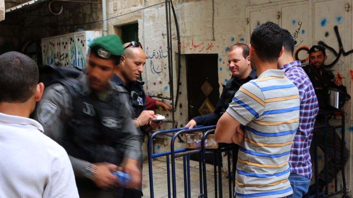 حواجز الجيش الإسرائيلي على أبواب المسجد الأقصى لمنع المصلين من الدخول إليه