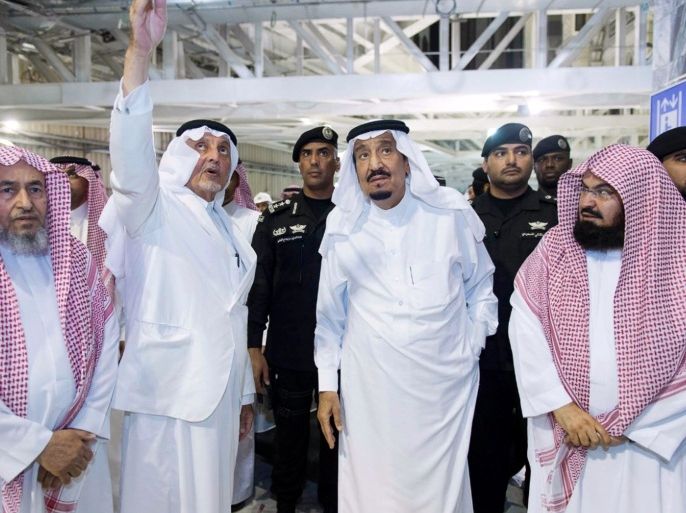 ملك السعودية سلمان بن عبد العزيز يستمع إلى شرح لملابسات سقوط الرافعة في الحرم المكي خلال جولة تفقدية